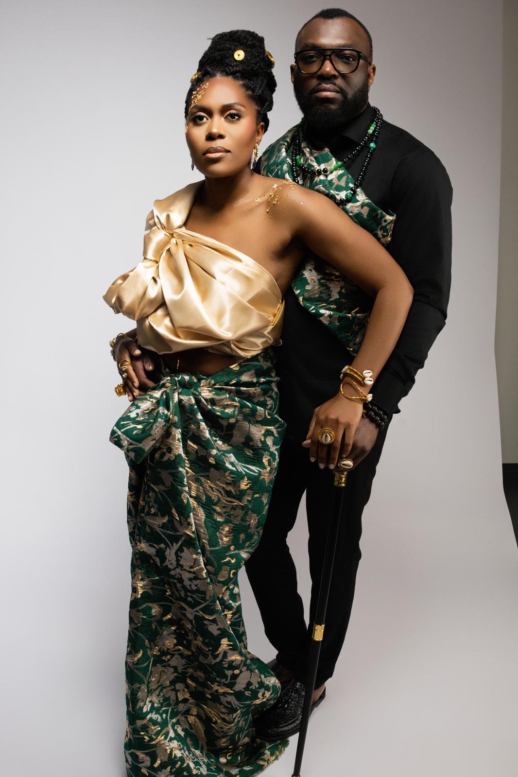 Nadine et Lucas en tenue royale, or et émeraude